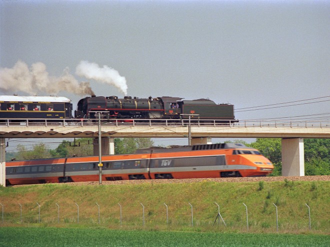 141-R_et_TGV_Montereau_mai_1987.jpg