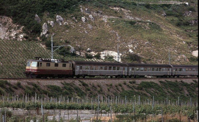 B16 -  Re 44 II TEE et Cisalpin vers Sierre.jpg