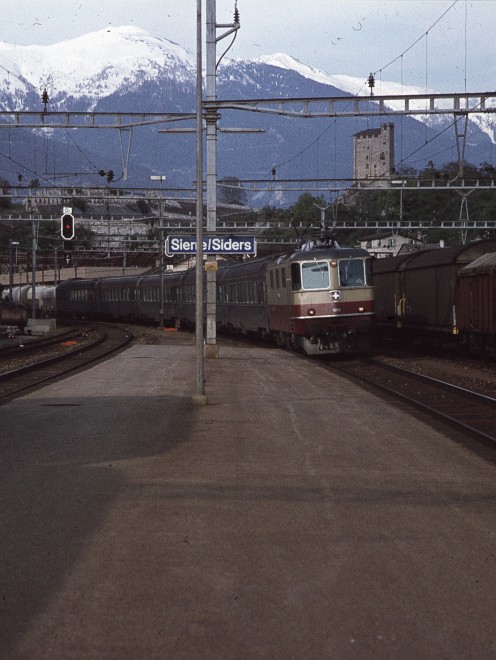 A37 - Re 44 II 11253 TEE et Cisalpin à Sierre.jpg
