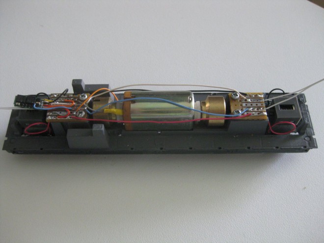 Jouef 853000 BB 66487 avec decodeur DH 05 01 reduit.JPG