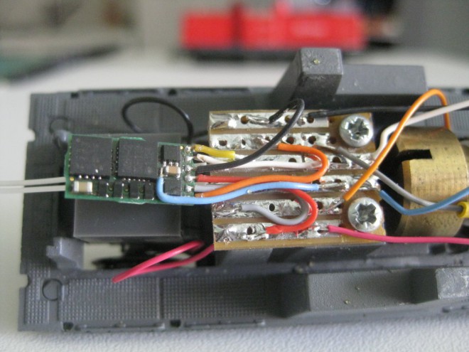 Jouef 853000 BB 66487 avec decodeur DH 05 02 reduit.JPG