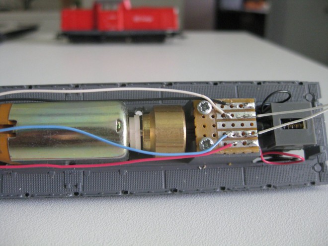 Jouef 853000 BB 66487 avec decodeur DH 05 03 reduit.JPG