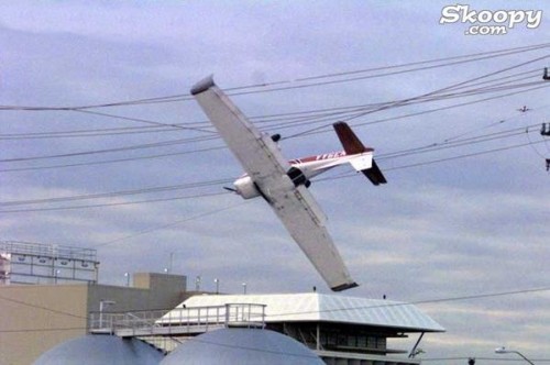 insolite--accident-crash-avion-dans-fils-electrique-mickamila.jpg