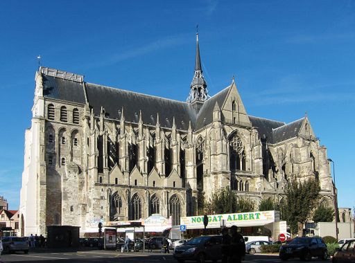 1200px-St_Quentin_basilique.jpg