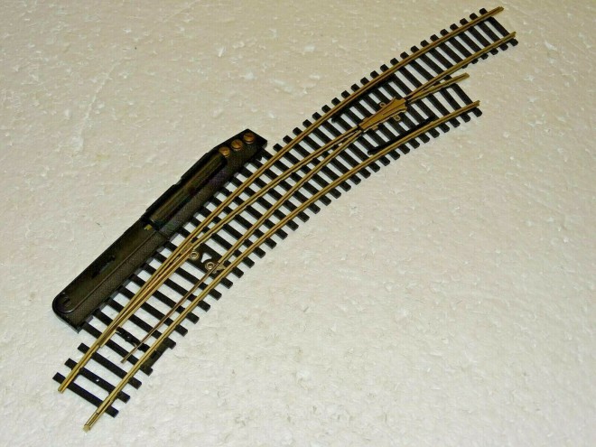 Roco-Aiguillage-Électrique-Courbe-A-Droite.jpg