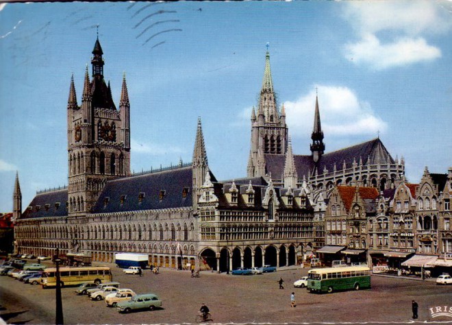 Ypres sa place et sa Halle aux Draps.jpg