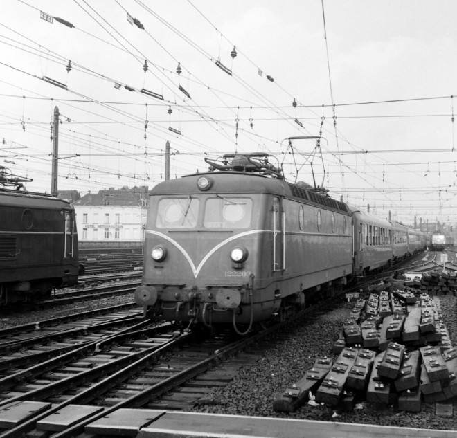 HLe 122.203_xx.xx.196x @ Bruxelles-Midi_Laufbe.be Flickr.jpg
