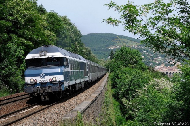 72081 dans les Sauvages-Tarare, avec un Lyon-Nantes 4506 train-intercité 05.09.jpg