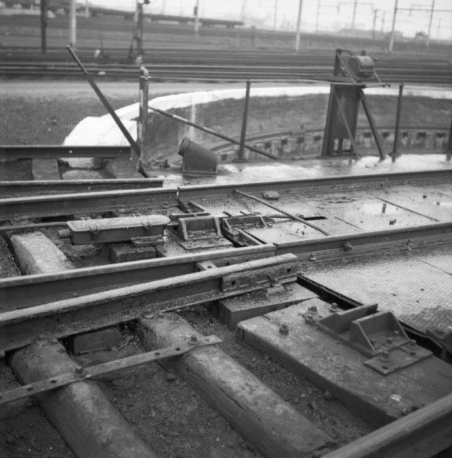 pont-tournant dans la gare de formation de Schaerbeek_06.11.1958_TW Z09820b.jpg