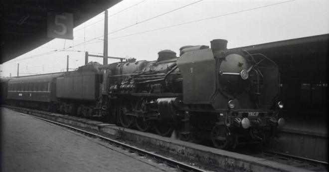 231 C 17 des chemins de fer français (SNCF)_13.09.1957 @ en gare de Bruxelles-Midi - INT.1704 venant de Lille_Joop Quanjer_TW Q0951.jpg