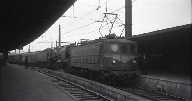 231 C 17 SNCF & HLe 101.016_13.09.1957 @ Bruxelles-Midi - INT CIWL_Joop Quanjer_TW Q0949.jpg