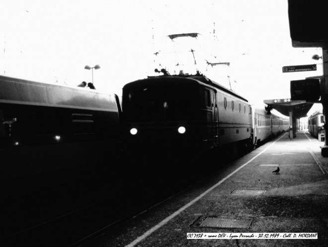 CC 7138 + rame DEV - Lyon Perrache - 30.12.1989 NB.jpg