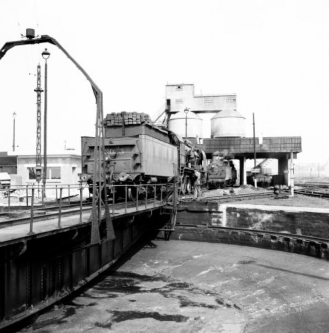 HLv 10.025 type 10_xx.xx.1954 à 56 @ Plaque tournante et installation de chargement du charbon à Schaerbeek_TW Z08463.jpg