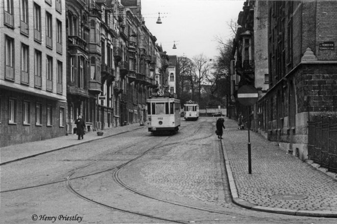 Bruxelles - rue des Ménapiens_04.04.1956 - motrice 1002 L.59© Henry Priestley.jpg