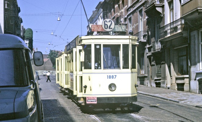 Bruxelles - rue des Menapiens - motrice 1887_Paul Eyletten FB trams Bxl.jpg