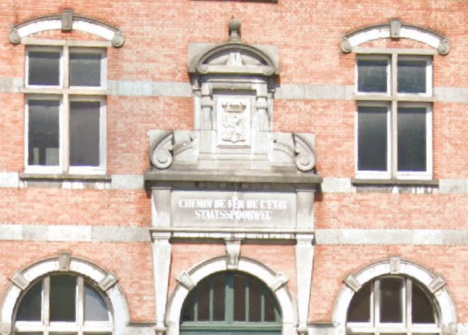 Fronton & Écusson_Chemins_de_fer_de_l'État_belge_-_gare_de_Jette.PNG