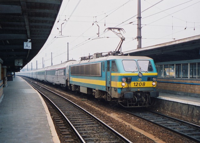 HLe 1208_11.11.1989 @ Bruxelles-Midi - TEE Watteau_Guy Depraetere FB sncb_nmbs.jpg