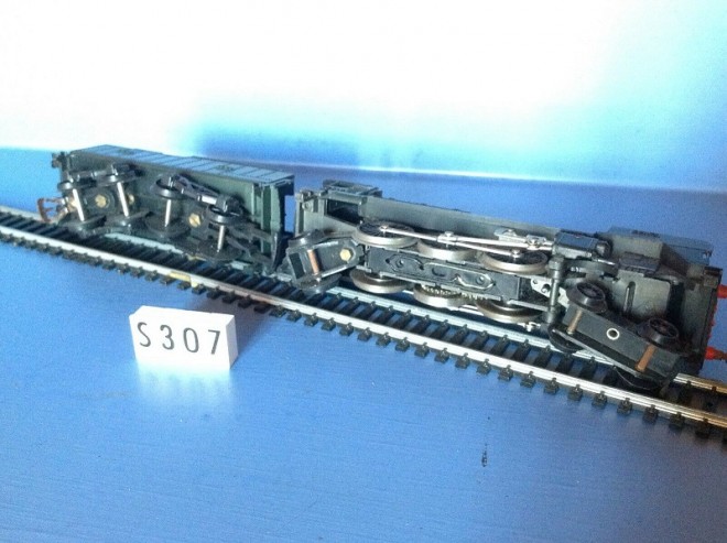 Jouef 231C 3 pôles M40 récent dessous.jpg