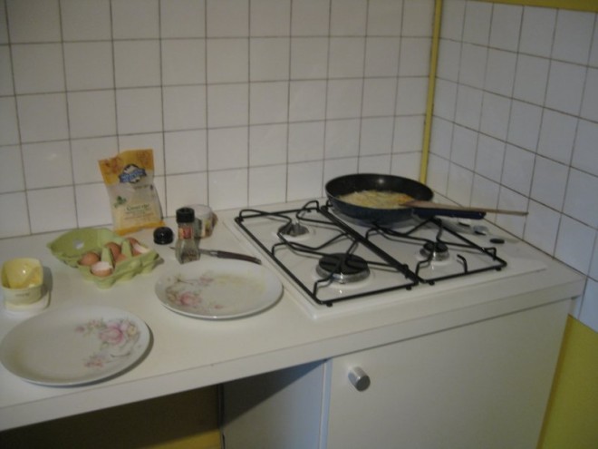 nos premiers oeufs au plat 01.JPG