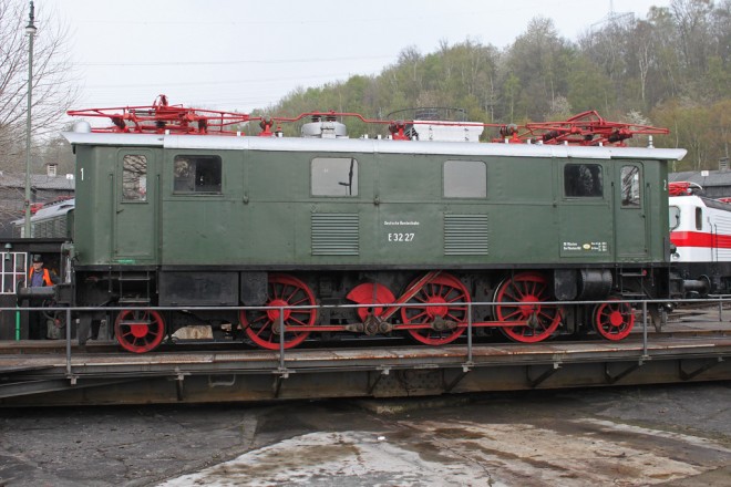 E 32 27 Bochum-Dalhausen 14-4-2012.jpg