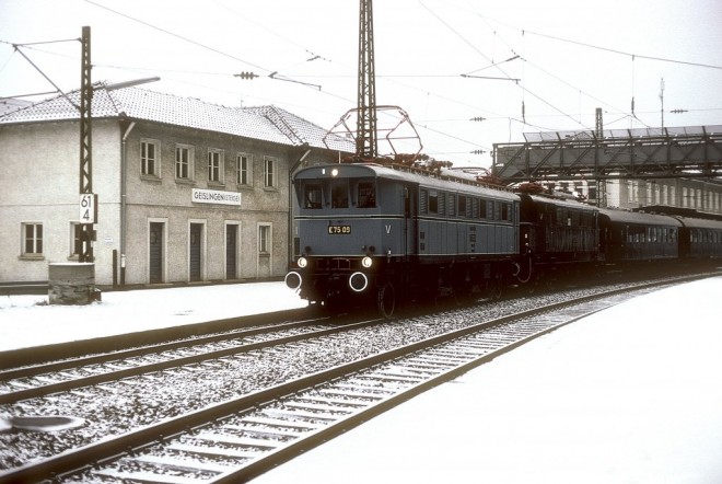 E 75 09 et 44 002 Geislingen 040187.jpg