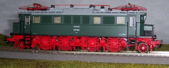 E 17 123 DR Roco 43718.jpg