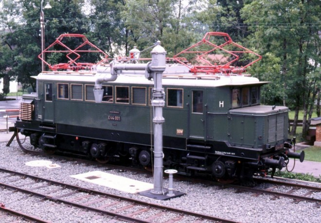 E 44 001 à Neuenmarkt-Wirsberg 1988.jpg