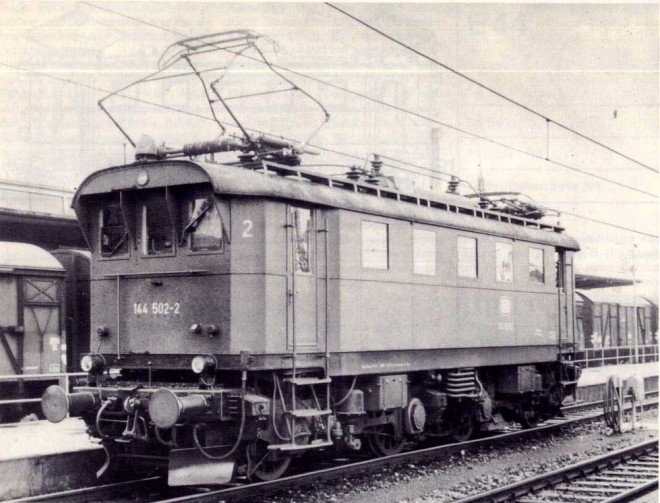144 502-2 Freilassing août 1977.jpg