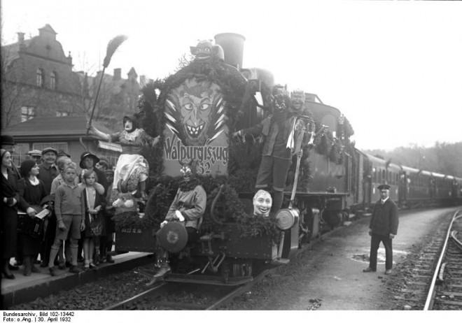 99 6011 1932 Bundesarchiv_Bild_102-13442,_Harz,_Brocken,_Walpurgiszug.jpg