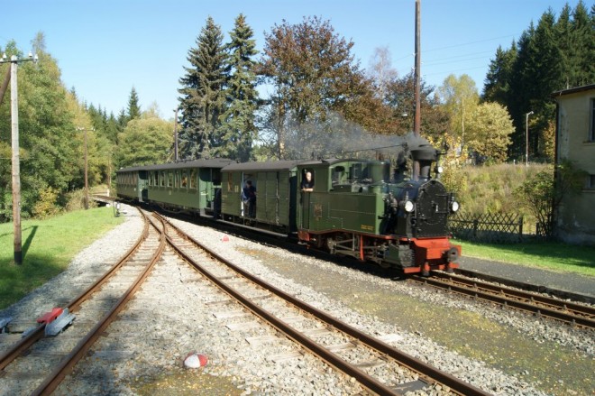 sachs 1k faehrt-bahnhof-schloessel Preßnitztalbahn 01.10.2011.jpg