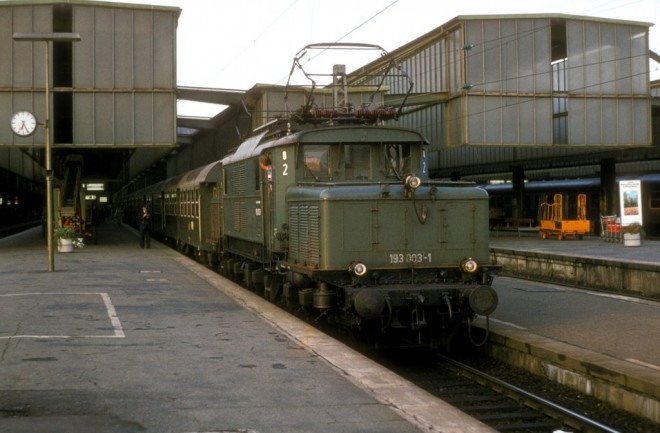 193 003-1 en gare de Stuttgart Hbf le 13 sept 1978.jpg