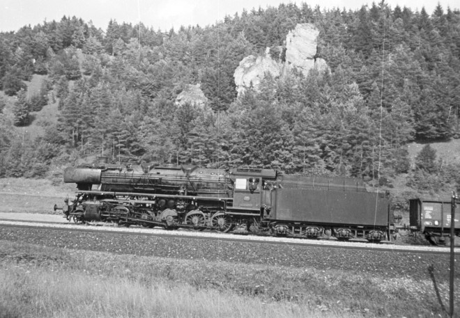 35 - BR 044 et train de fret (5).jpg