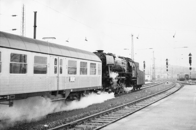 17 - 023 036 et rame Bn à Saarbrucken.jpg