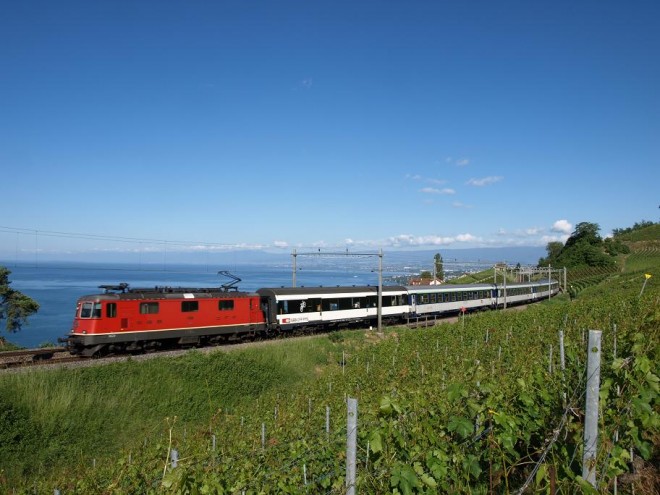 Grandvaux, 28.05.11 Re 44 II Pèlerin (Lourdes -) Genève - Fribourg - Bern - Bienne - Delémont.JPG