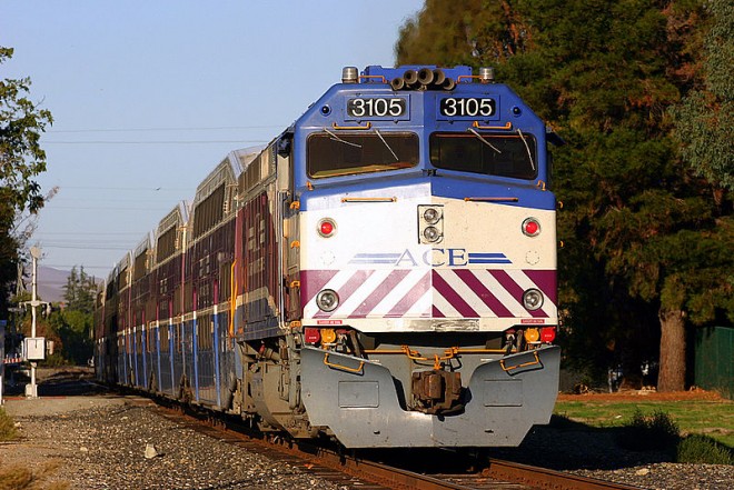 800px-Altamont_Commuter_Express_at_Pleasanton.jpg