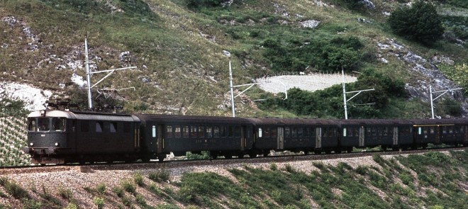 B12 - Re 44 I et train régional vers Sierre.jpg