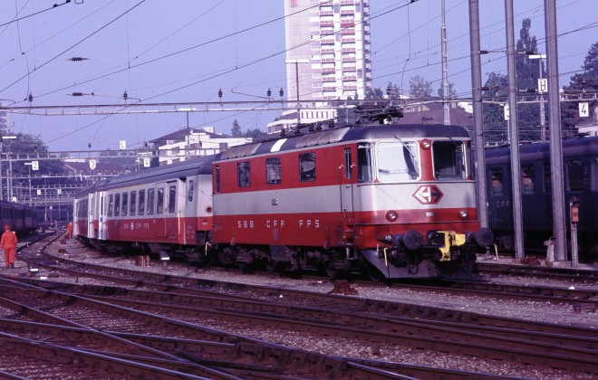B05 - Re 44 II 11103 déco Swiss Express à Bern.jpg