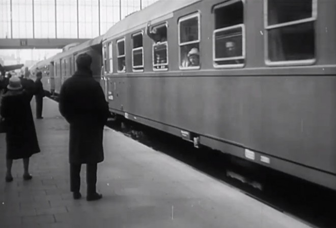 AB A3B6 ÖBB Schürze - 1 et fourgon DB à vigie.jpg
