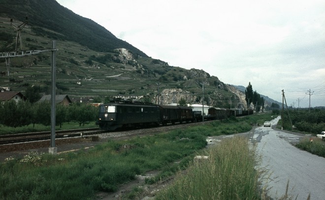 B19 - Ae 66 et train Fret en Vallais.jpg
