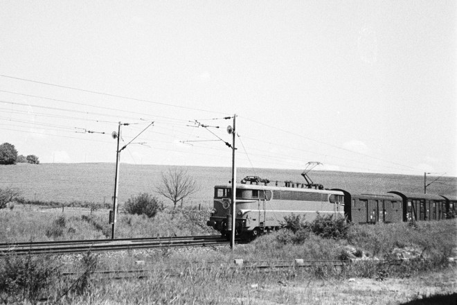 18 - BB 16054 et train de fret vers Meaux.jpg