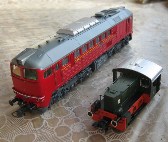 Roco 62786 BR 120 305-8 et Trix 22209 Kof 4MFOR 01.jpg