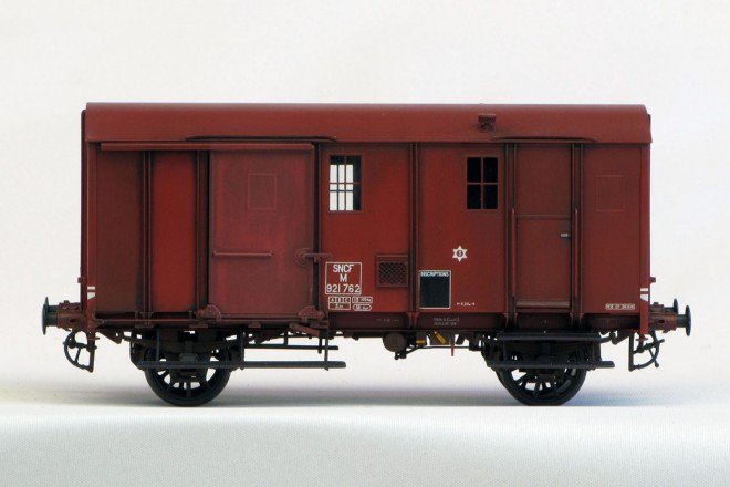 16 Fourgon standard rouge a.jpg